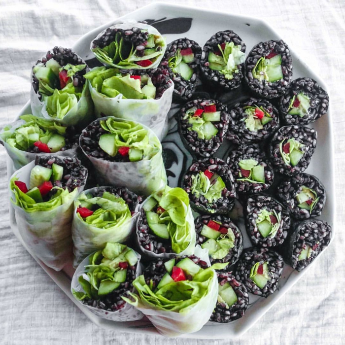 schwarzer klebreis in form von sushi zubereiten grüne gemüse zum zweck verwenden tolle speise