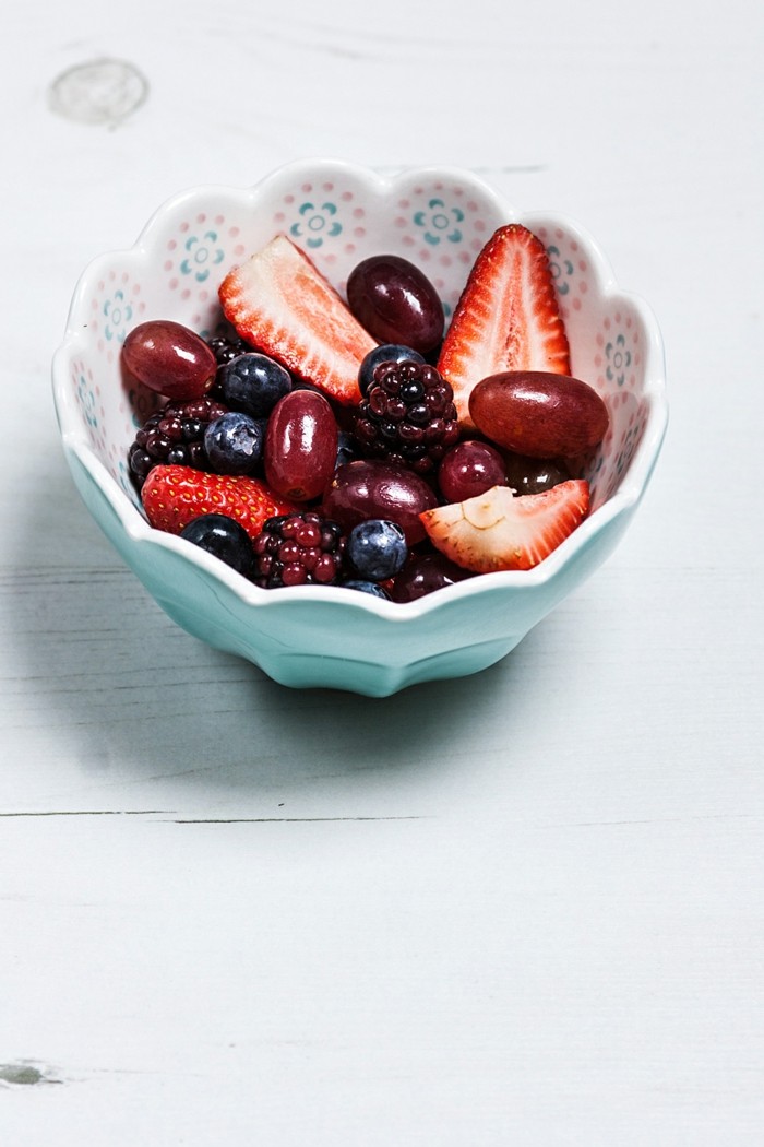 windbeuteltorte-mit-roter-gruetze-die-fruechte-vorbereiten-und-dann-damit-kochen-backen-baeckerei