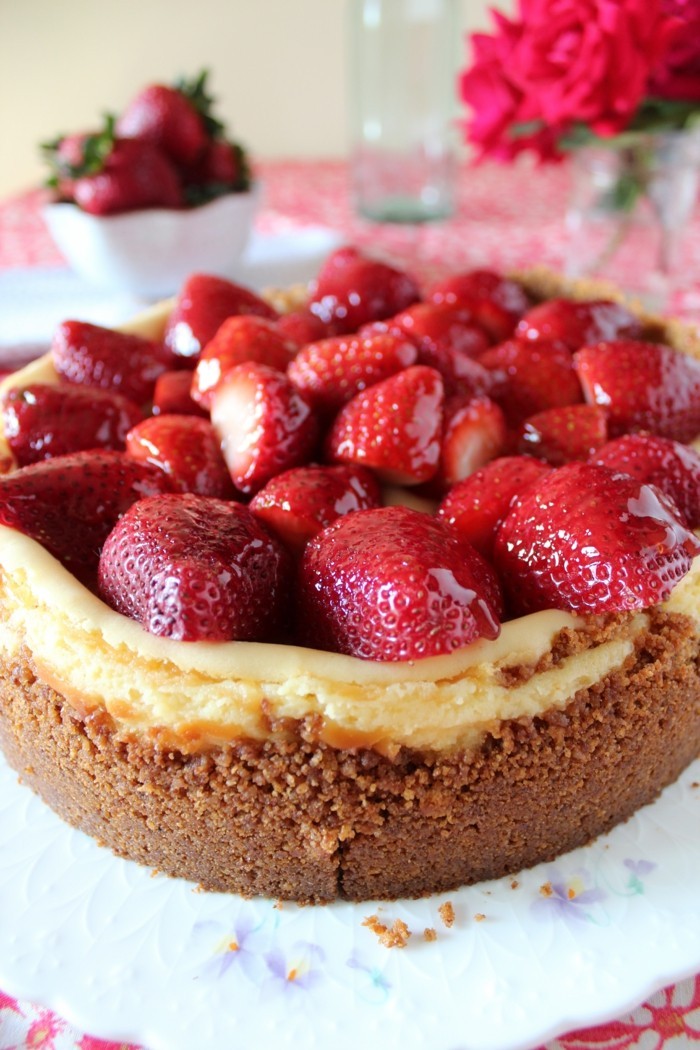 windbeuteltorte-mit-roter-gruetze-erdbeeren-eiercreme-kekse-grundlage-kuchen-wie-aus-dem-baeckerei