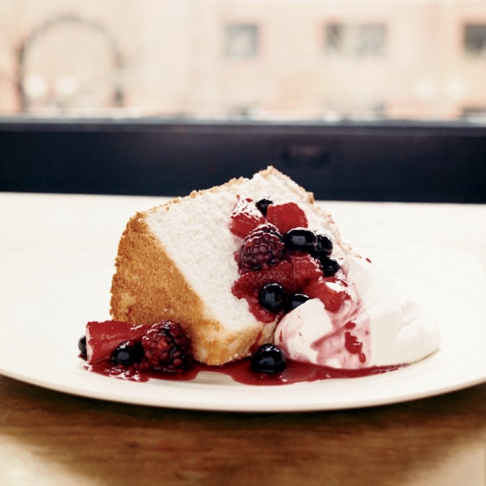 rote-gruetze-kuchen-mit-fuellung-aus-gekochten-fruechten-obstsosse-sahne-creme-serviert