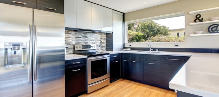 wände-streichen-beige-küchenfronten-schwarz-griff-laminatboden-weiße-küchenregale-küchendeko