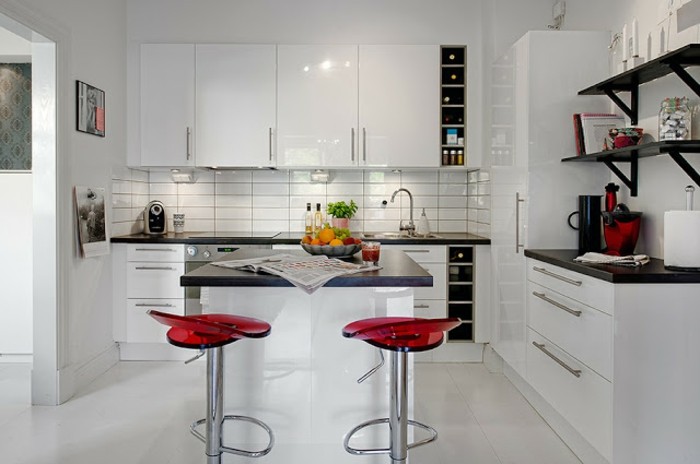 wände-streichen-küche-weiß-küchenrückwand-weiße-fliesen-rote-plastikstühle-schwarze-küchenregale