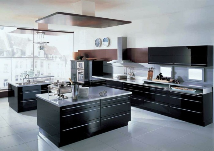 wände-streichen-küche-weiß-küchenschranktüren-schwarz-standard-griff-weiße-bodenfliesen-abzugshaube