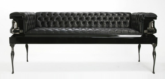 gotische Couch aus Leder in schwarzer Farbe, Holzbeine mit Ornamenten, Metallornamente