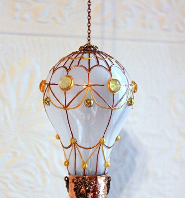 basteln mit glühbirnen, hängende dekoration aus weißer birne mit goldenen elementen