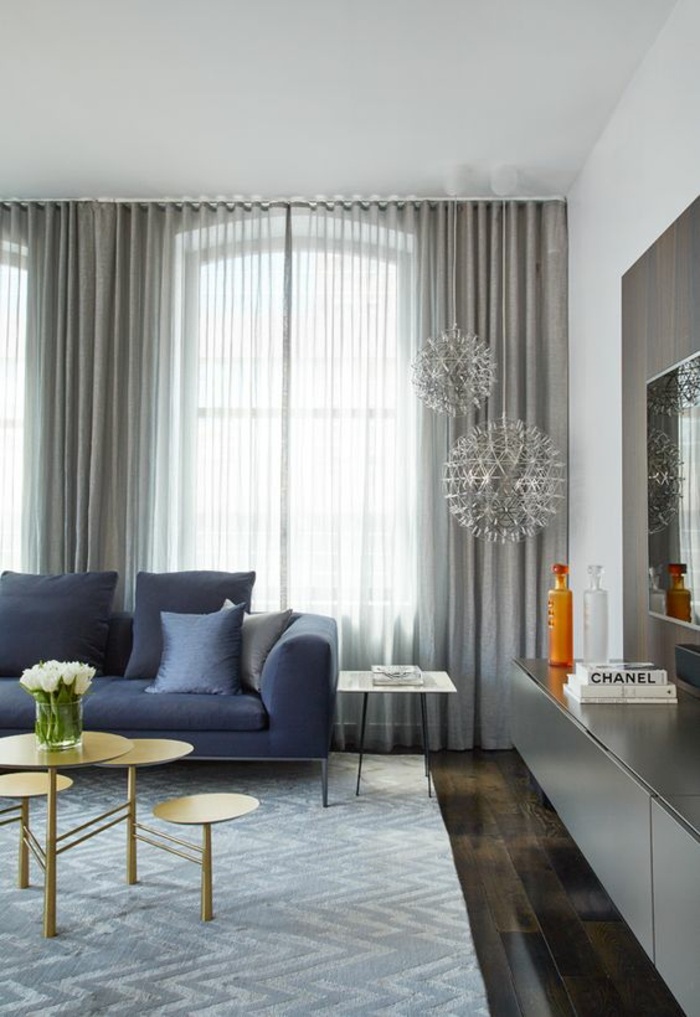 schöne wohnzimmereinrichting - dunkelblauer sofa, graue gardinen, tolle lampenschirme