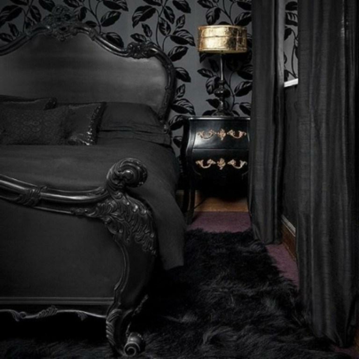 gotisches Schlafzimmer mit schwarzen Tapeten mit Blättermotiven, schwarzes Doppelbett aus Holz, lila Mokett