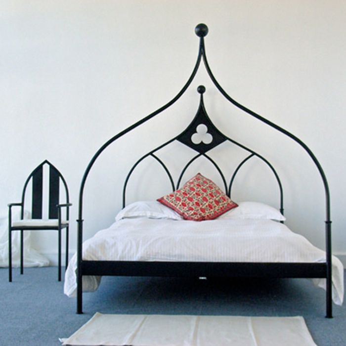Gothic-Doppelbett mit Metallrahmen in Schwarz, minimalistische Möbel, Gothic-Stuhl mit simplem Design