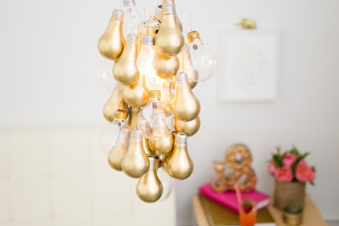 lampenschirm basteln mit goldenen glühbirnen, diy leuchter