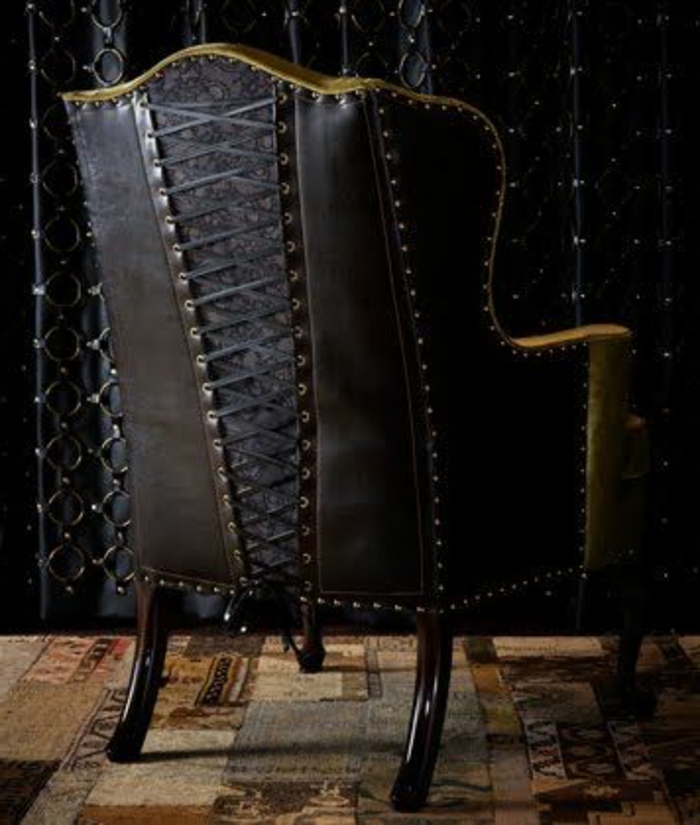 Gothic-Sessel aus schwarz-braunem Leder und schwarz-braunem Holz, Schnürmieder-Motiv, Musterteppich