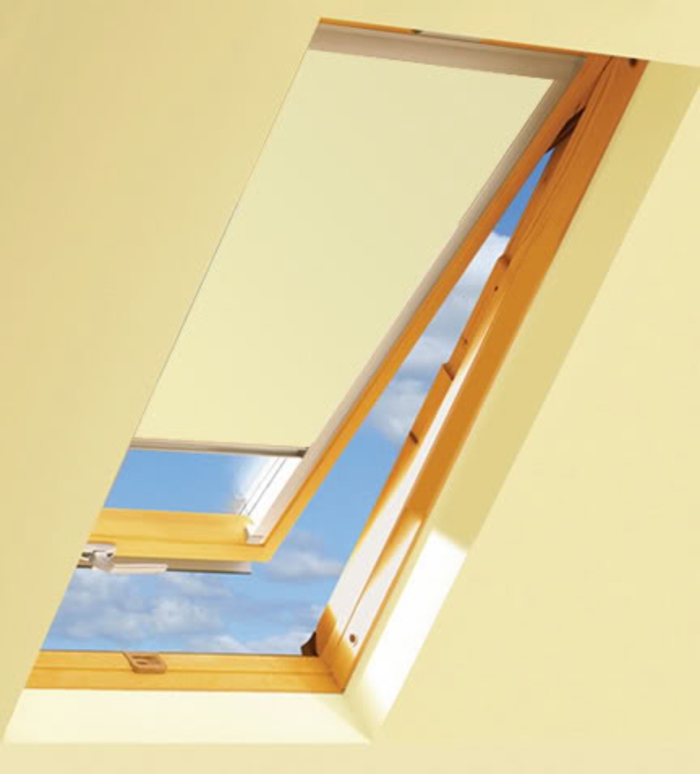 Dachfenster Holz und Sonnenschutz Rollo Farbe Gelb
