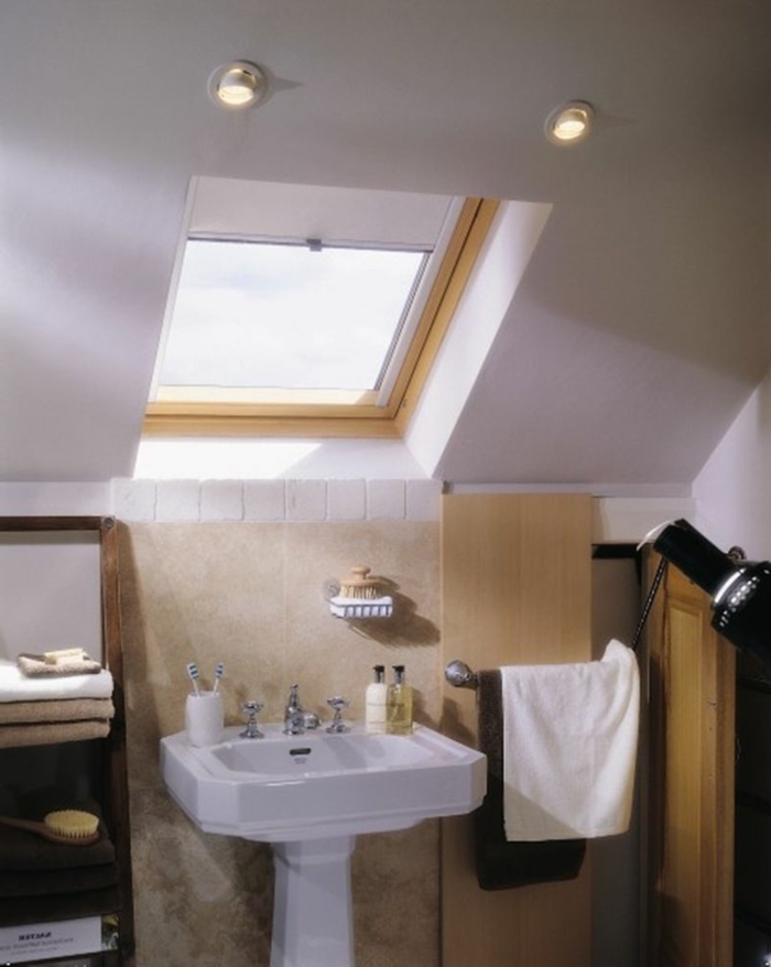 kleines Badezimmer am Dachgeschoss Waschbecken und Sonnenschutz Rollo