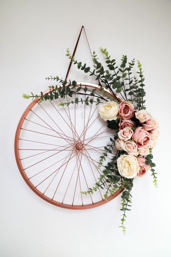 Transformation eines alten Fahrrads, aus alt mach neu, Kranz aus einem Rad mit Blumen dekoriert