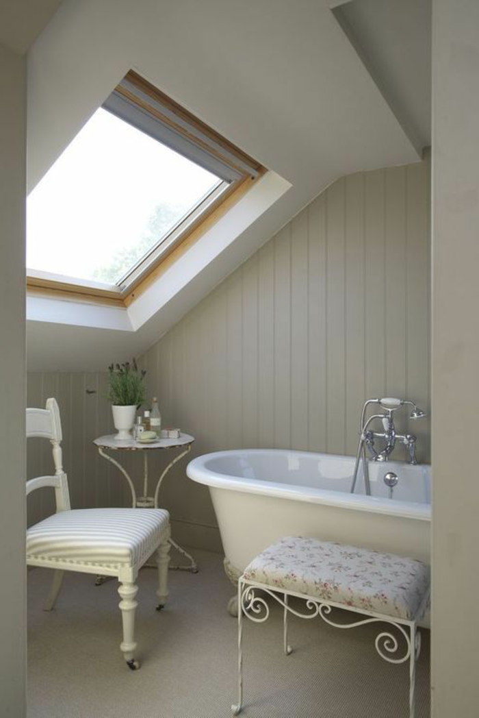 Badezimmer Dachgeschoss Rollos Sichtschutz und freistehende Badewanne