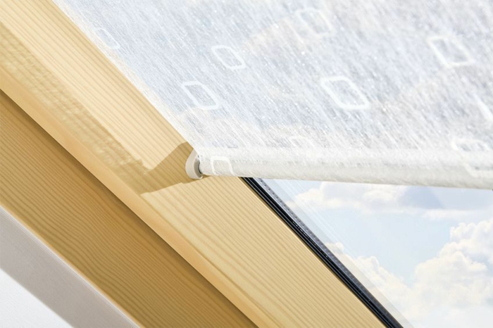 Holz Dachfenster mit Sonnenschutz Plissee weiße Farbe