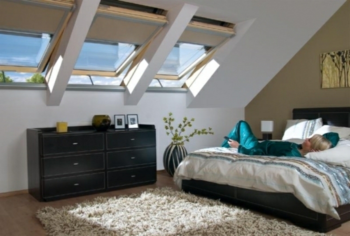 Schlafzimmer Design großes Bett und Dachfenster Rollos