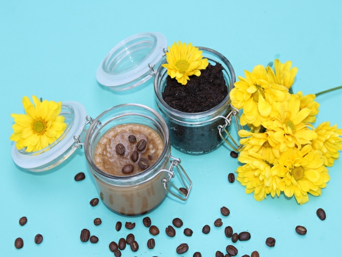 Anti-Falten-Augencreme für glatte Haut, Creme mit Kaffeesatz, Kaffeebohnen, gelbe Blumen