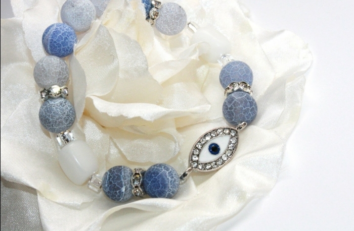 bedeutung augenfarbe türkische blaue auge mit perlen in blauer und weißer farbe kombiniert 
