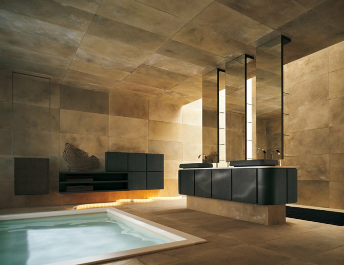 Luxus Badezimmer mit Schwimmbecken und enorme Fliesen drei Spiegel als Raumteiler - Badfliesen Ideen