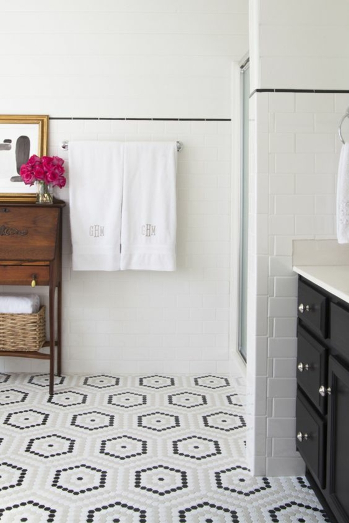 Mosaikfliesen schön geordnet am Boden, klassische weiße Kacheln an den Wänden, vintage Regal