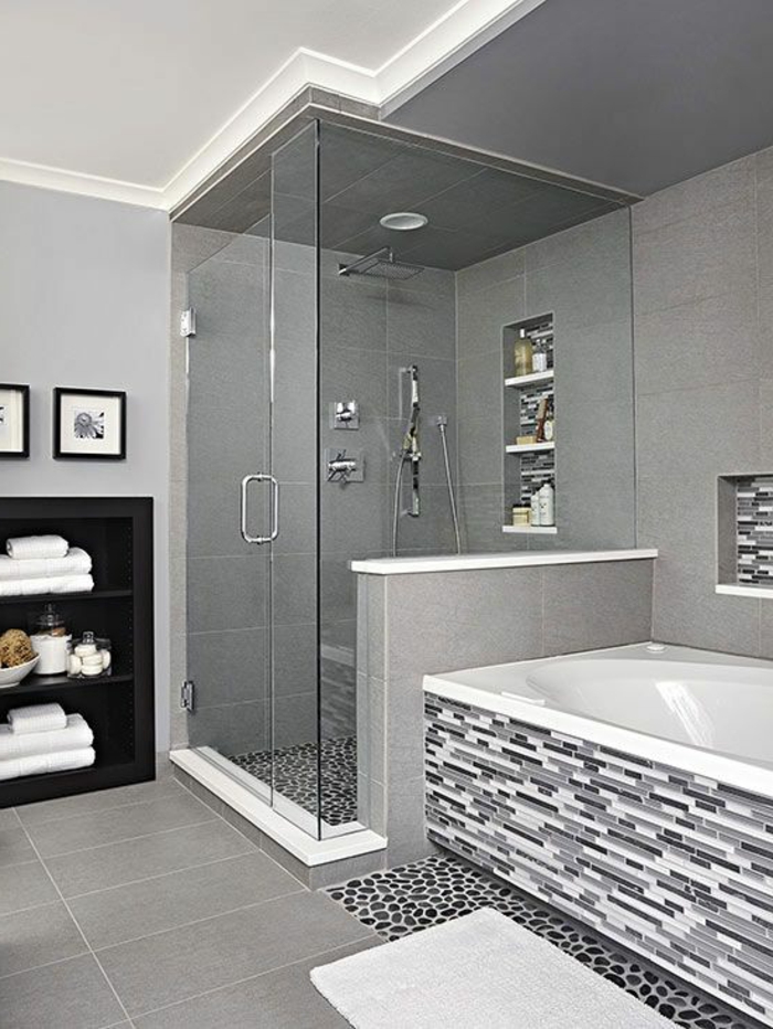 moderne Badfliesen - Mosaik an der Badewanne, Narutstein Optik am Boden der Duschkabine, sonst graue große Kacheln
