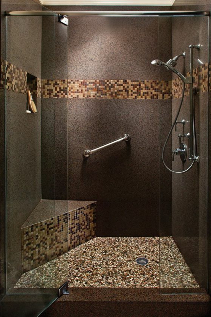 walk in Duschkabine mit vielseitige Fliesengestaltung Bad in brauner Farbe