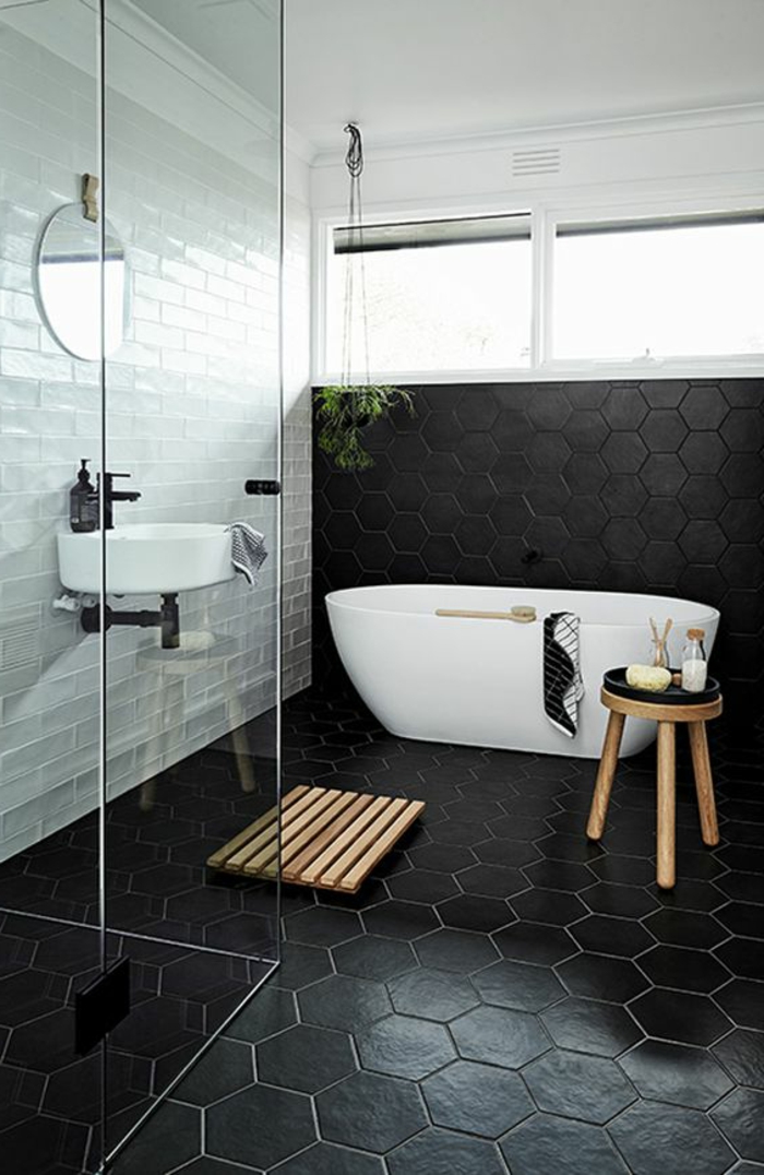 schwarze Fliesen und weiße Wände im Kontrast in Fliesen Badezimmer Beispiele