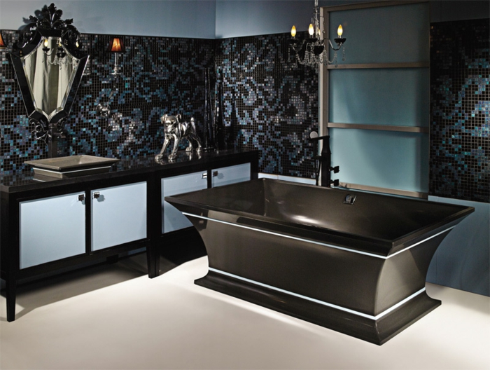 Bad mit Mosaik an der Wand, gotischer Spiegel, schwarze Badewanne, gotische Deko - Hund