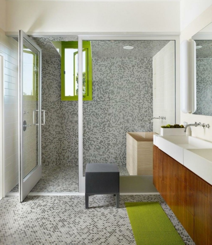 Fliesengestaltung Bad - alles voller Mosaikfliesen in schwarzer, weißer und grauer Farbe