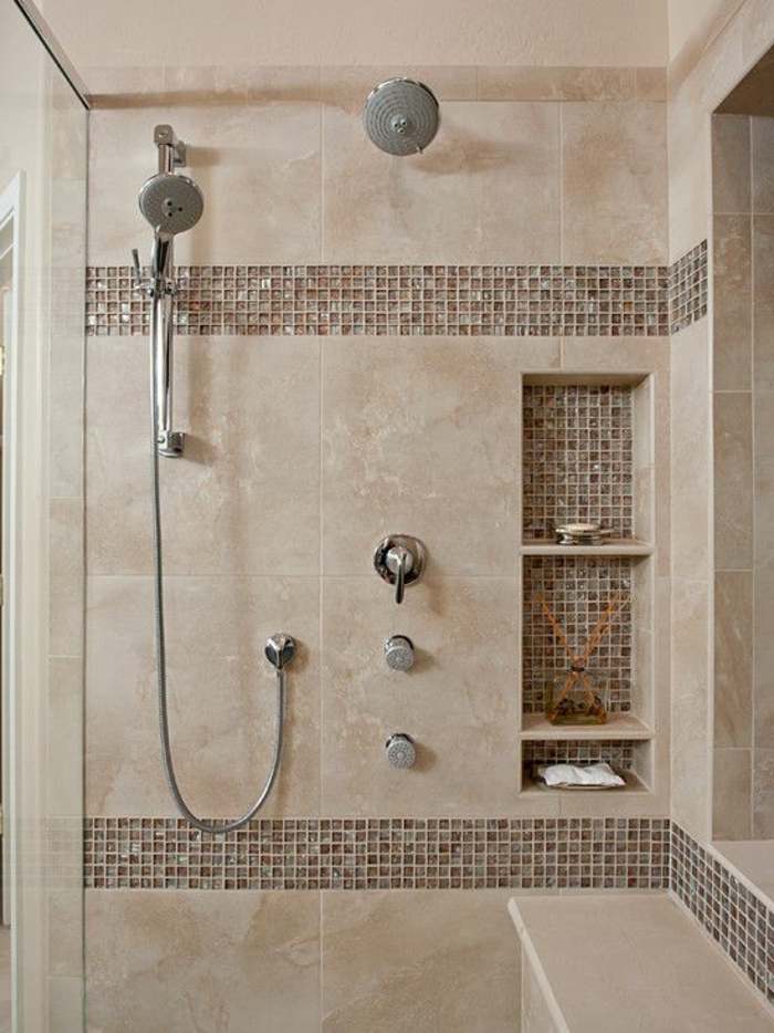 Fliesengestaltung Bad in zwei Typen - moderne Duschkabine mit Nischen
