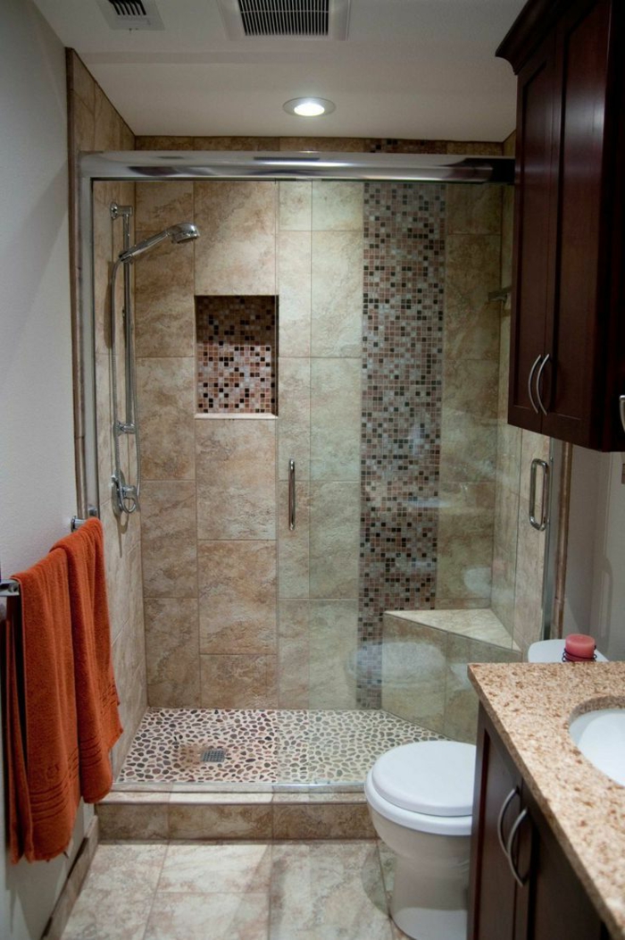 vier Arten von Fliesengestaltung Bad, walk in Duschkabine mit Deckenleuchten