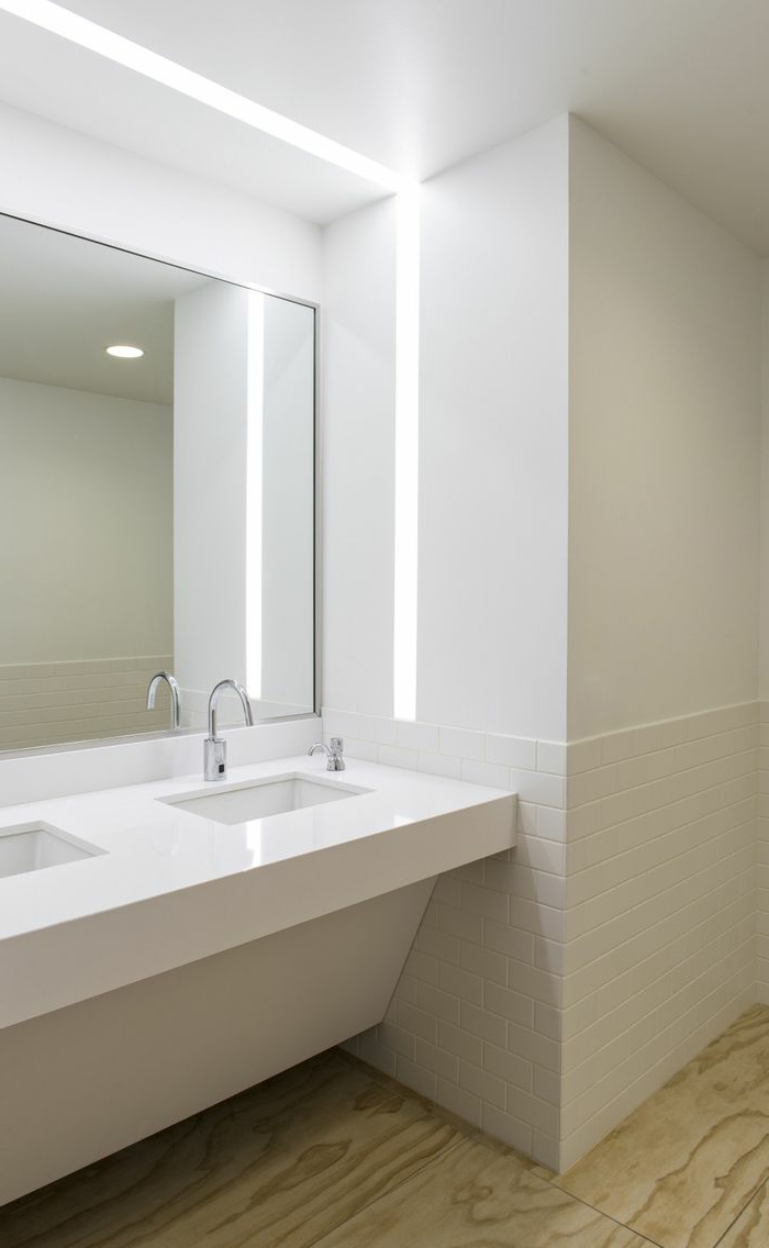 Fliesen Badezimmer Beispiele - weiße Fliesen wie Backsteine, LED Beleuchtung und großen Spiegel