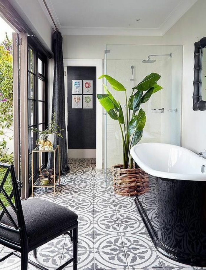 bemusterte Fliesen Badezimmer Beispiele - schwarz und weiße Badewanne und Pflanze im Korb