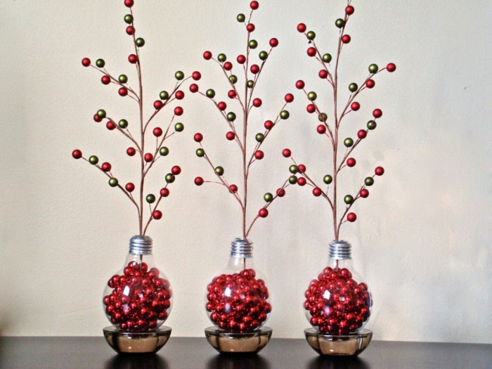 diy weihnachtsdeko mit kleinen roten weihnachtskugeln und großen birnen