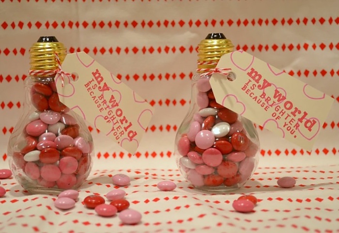 diy geschenk für valentinstag aus alten glübirnen gefüllt mit bonbons