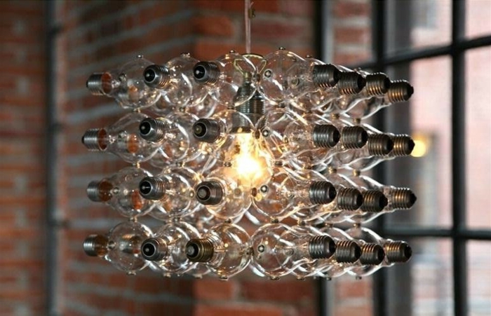 eckiger sebstgemachteter lampenschirm aus alten glühbirnen