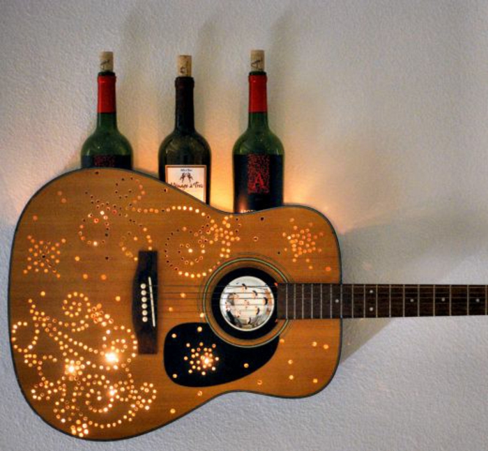 lampe aus gitarre mit weinflaschen, kreative wanddeko