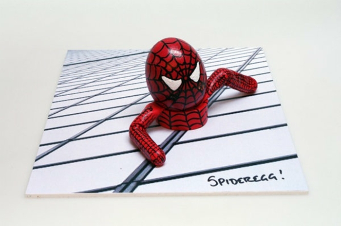 lustige Ostereier mit beliebten Helden wie Spiderman in roter Farbe mit einem schwarzen Netz