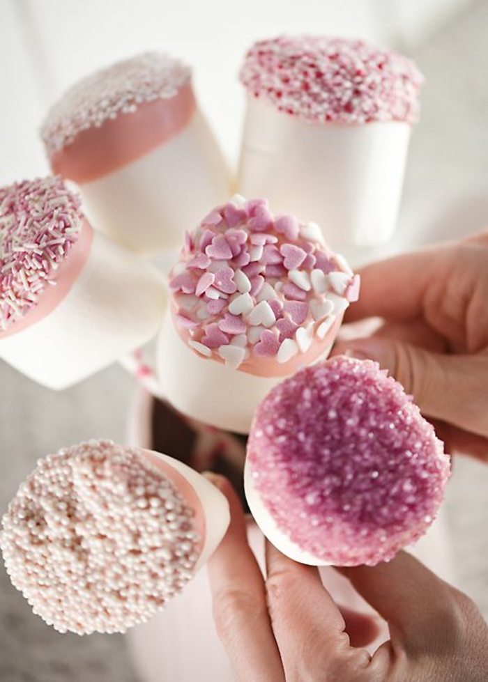 cake pops aus marshmallows dekoriert mit zuckerperlen und herzen aus fondant