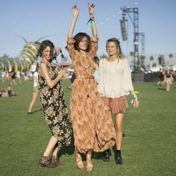 hippie festival outfits fröhliche frauen haben spaß bei ienem festival lange kleider gute laune