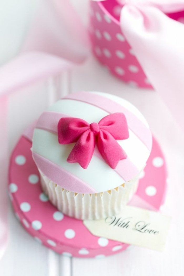 cupcake mit fondant in rosa und weiß mit kleiner schleifen verzieren