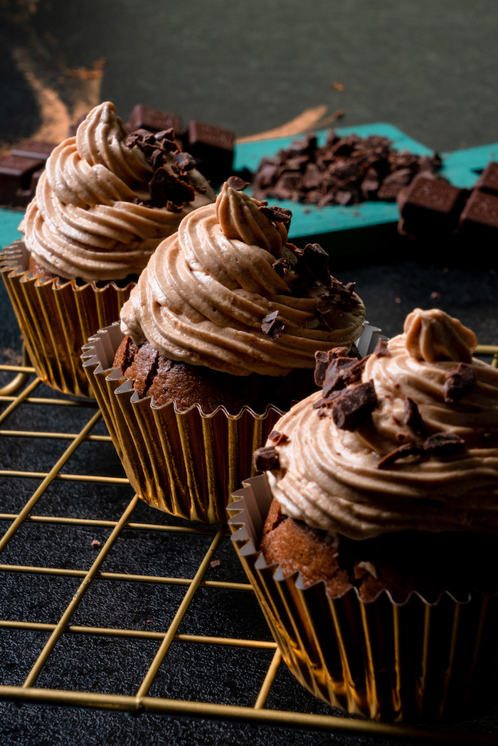 Cupcakes selber backen, mit Erdnusscreme und Schokoladenstückchen dekorieren 