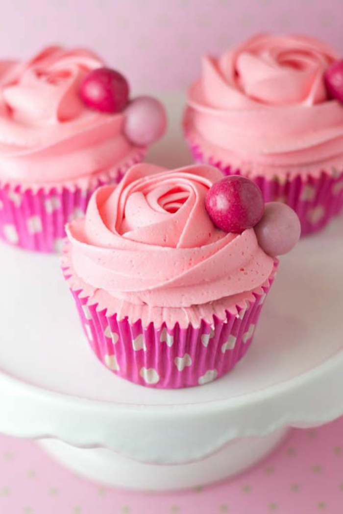 cupcakes dekorieren mit rosa sahne und bonbons