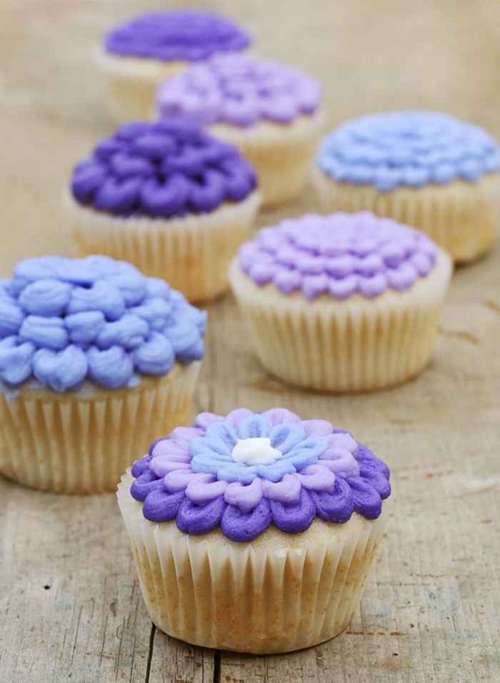 muffins verzieren - blumen aus lila sahne