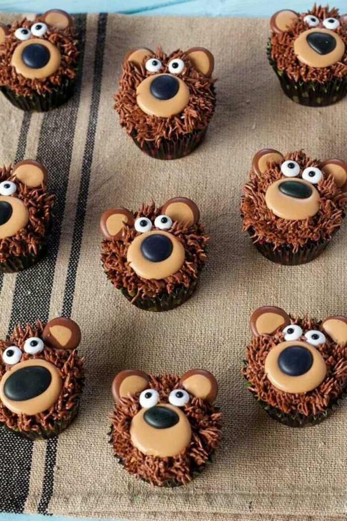 schoko-cupcakes dekoriert wie kleine bärchen