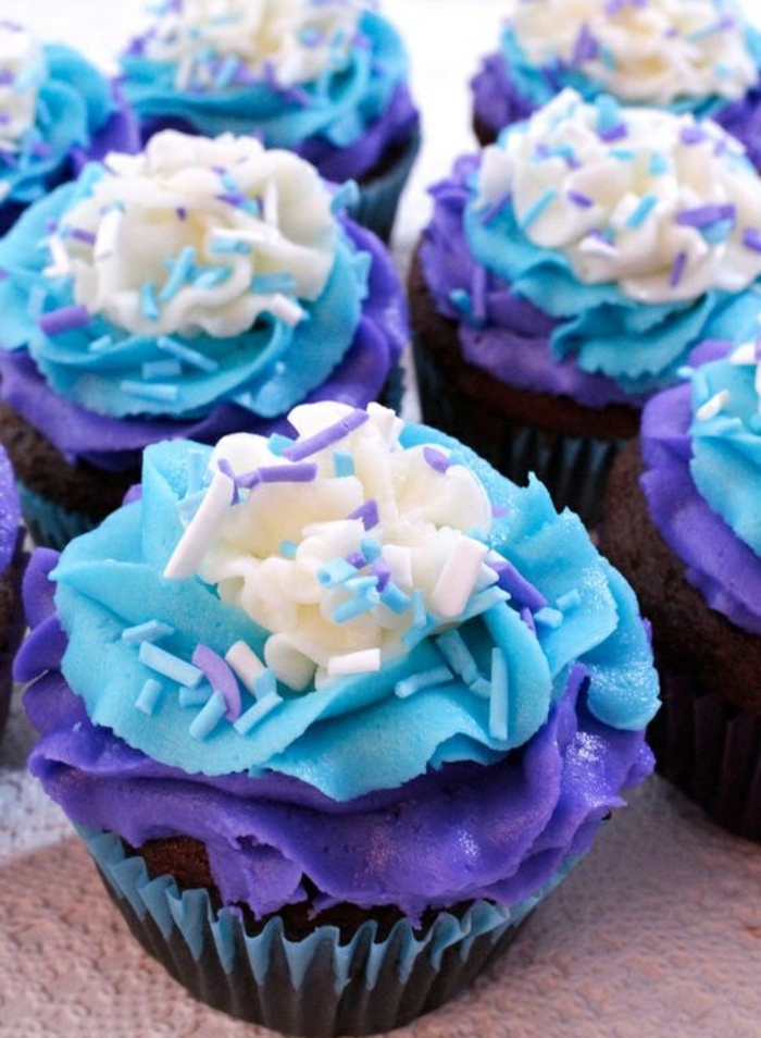 muffins mit sahne in weiß, blau und lila verzieren