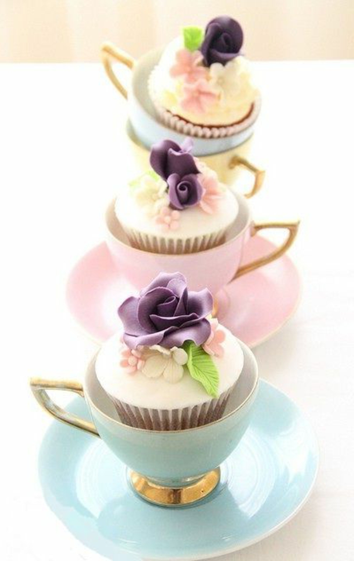 muffins mit lila rosen in kaffeeetassen