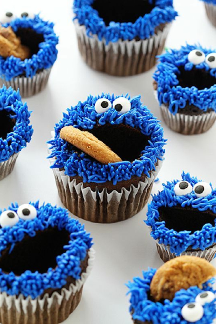 muffins wie das keksemonster dekorieren mit kekse und bluer sahne