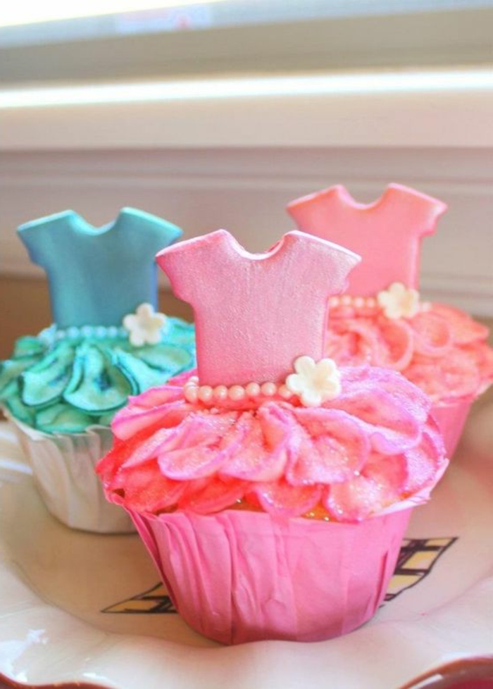 cupcakes wie prinzessinkleider mit perlen und kleinen weißen blümchen