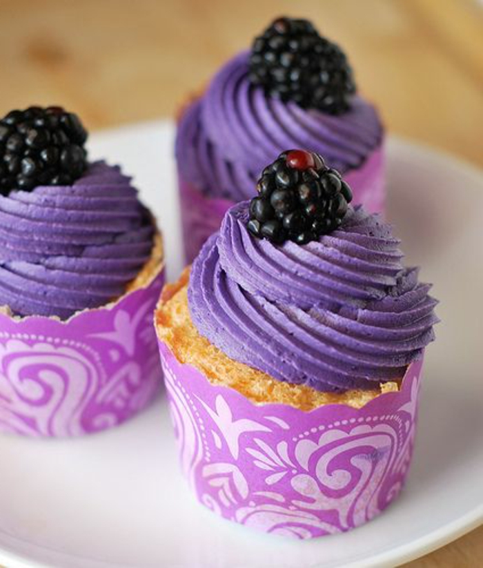 muffins mit lila sahne und blaubeeren verzieren